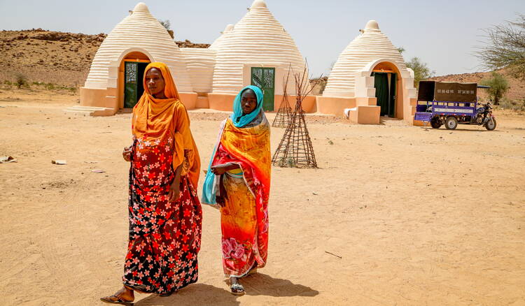 Zwei Frauen vor dem neuen Geburtshaus im Tschad