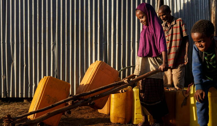 Fille en Éthiopie à la recherche de l'eau