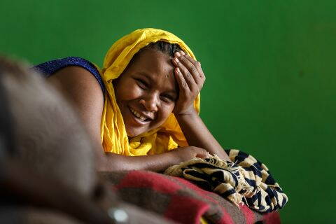 Femme dans la maison d'accueil Atta, Éthiopie
