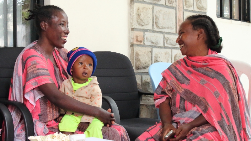 Zwei Frauen sitzen sich gegenüber und reden.