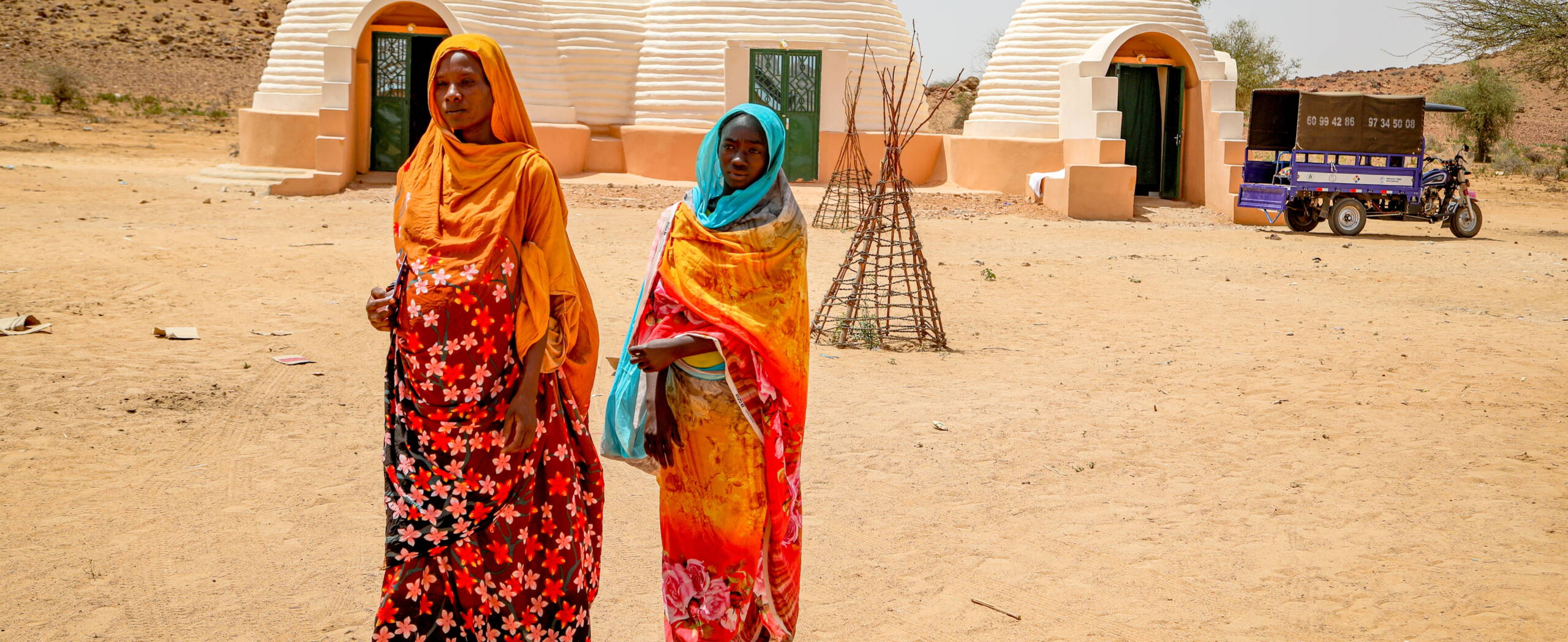 Frauen stehen vor einem Geburtshaus nach einer Schwangerschaftsuntersuchung, Tschad