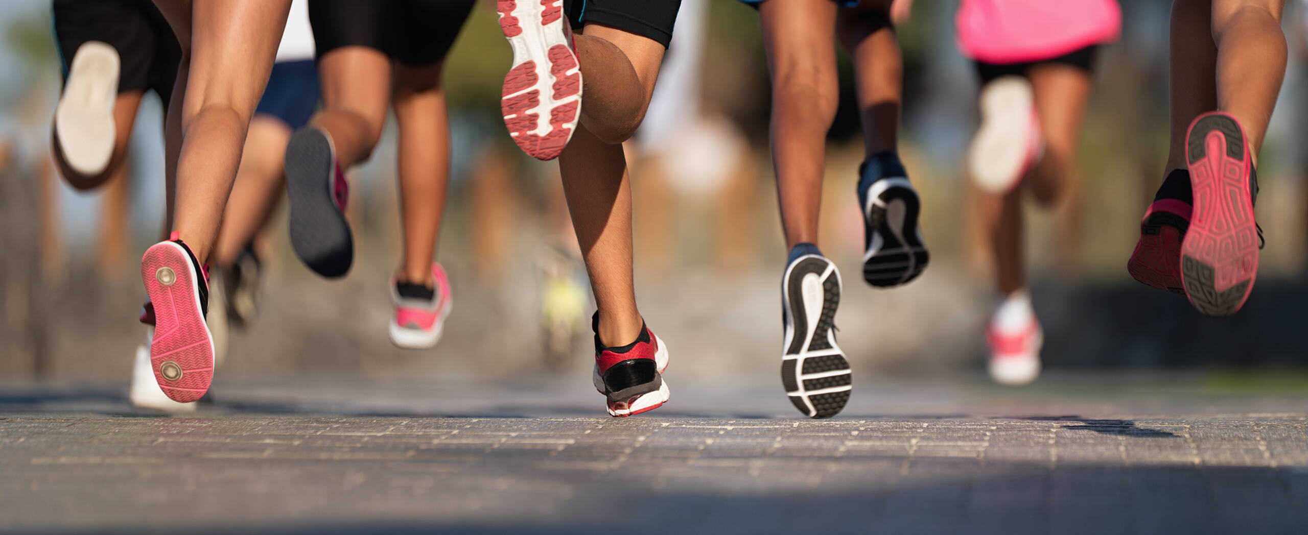 Joggende Personen, nur die Beine von hinten sichtbar.