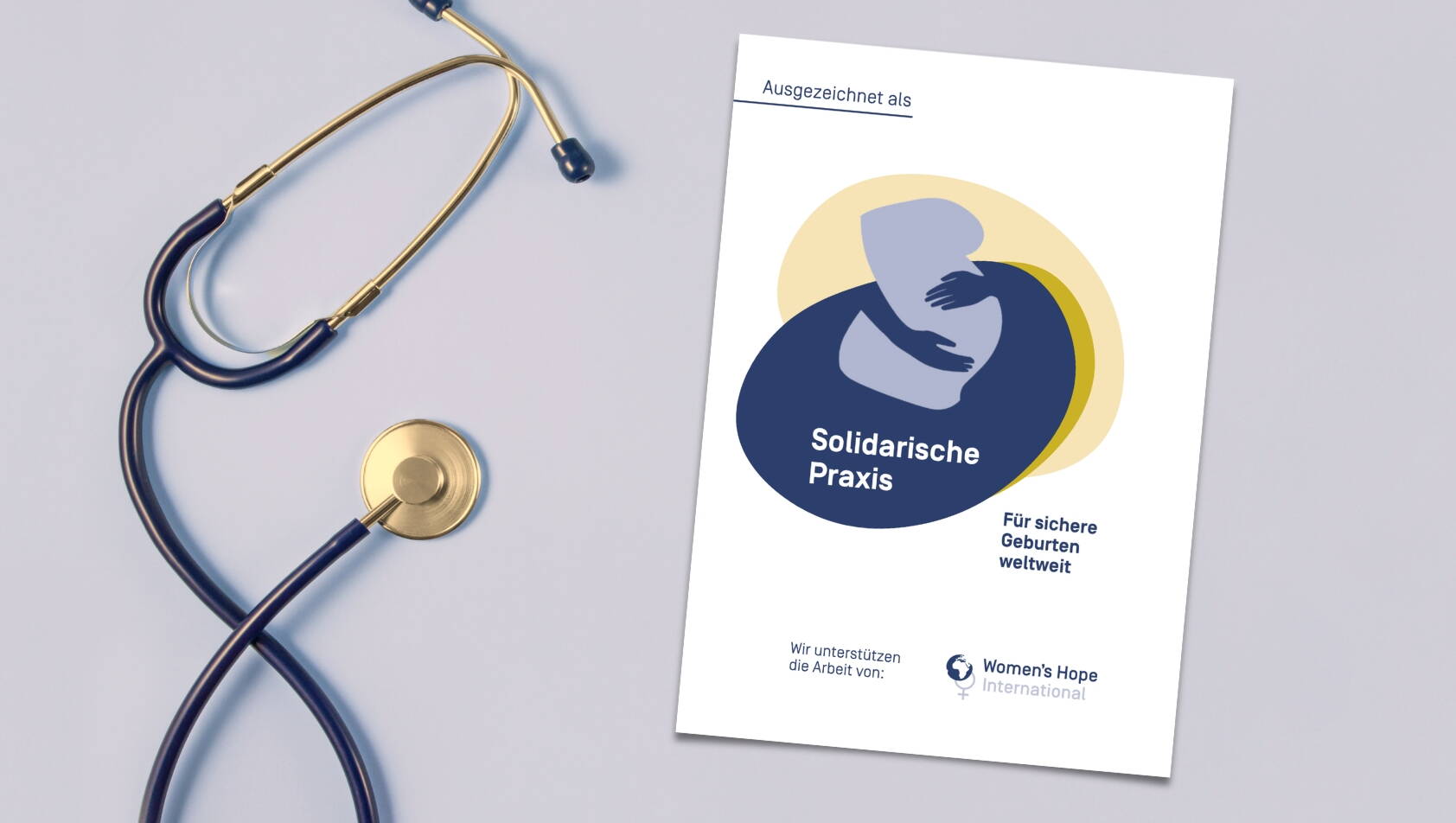 Label Solidarische Praxis Auszeichnung Label auf Tisch