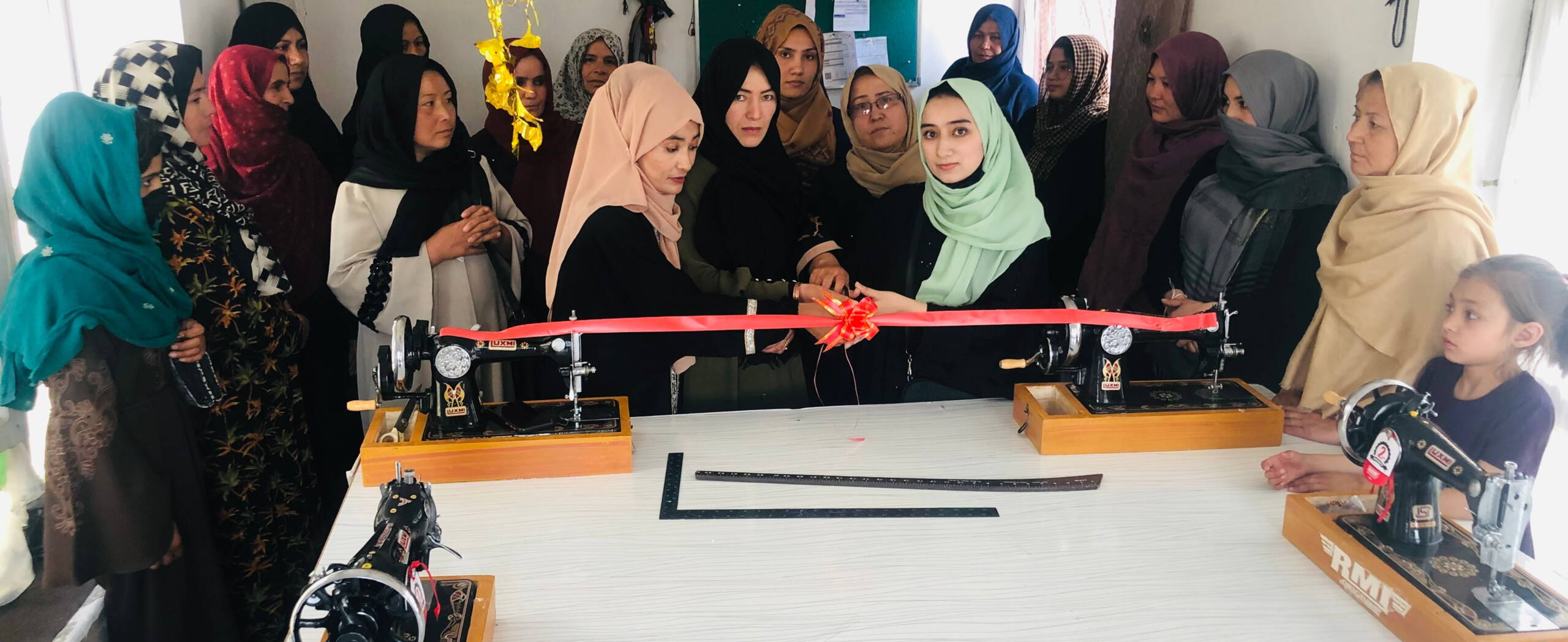Frauen in Selbsthiflegruppe weihen neue Nähmaschinen ein in Afghanistan