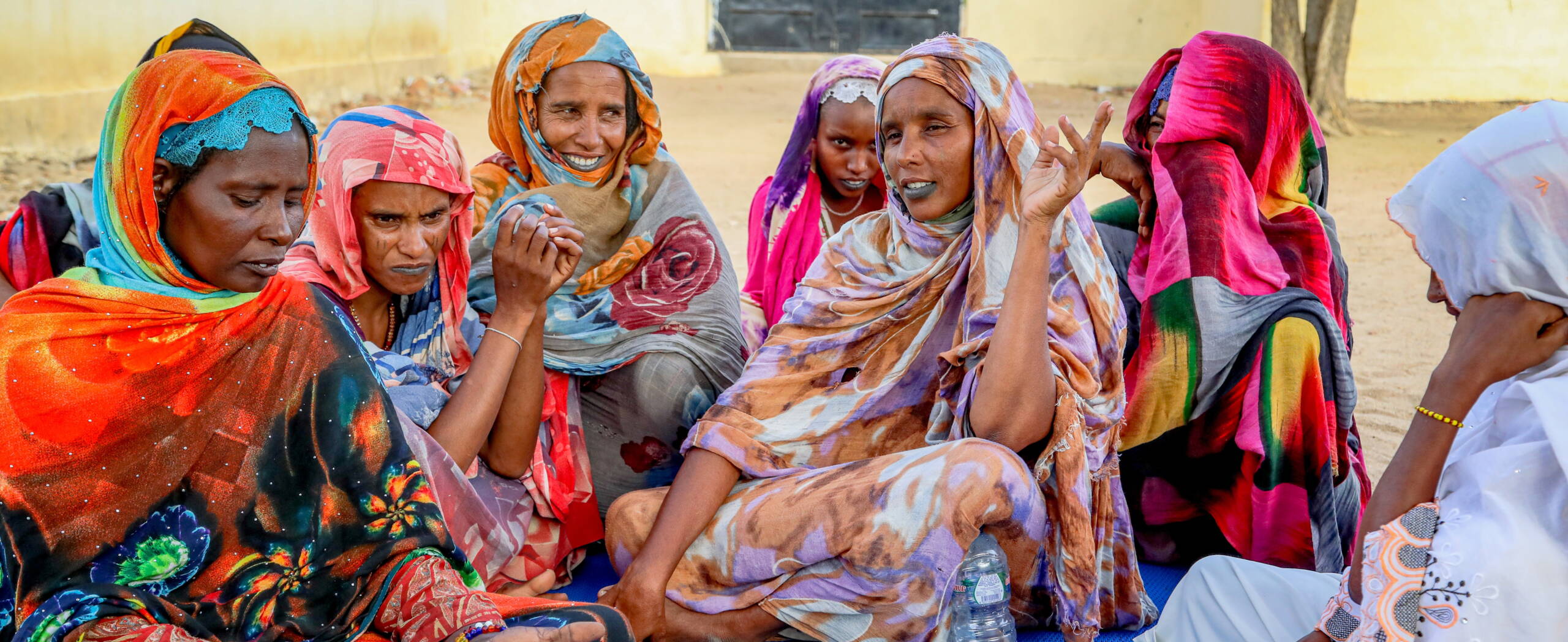 Frauen sitzen im Kreis bei einer Gemeinschaftsbefragung im Tschad