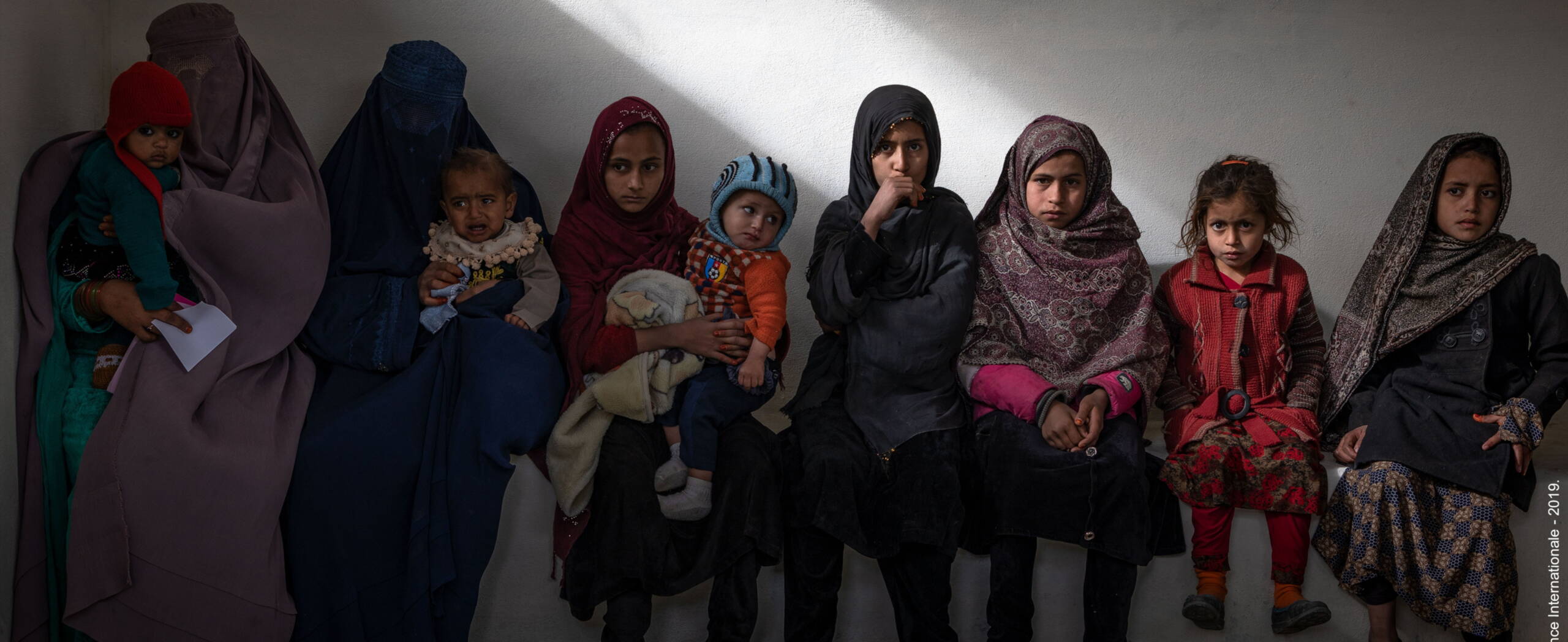 Frauen und Kinder in einer Gesundheitsklinik in Afghanistan.