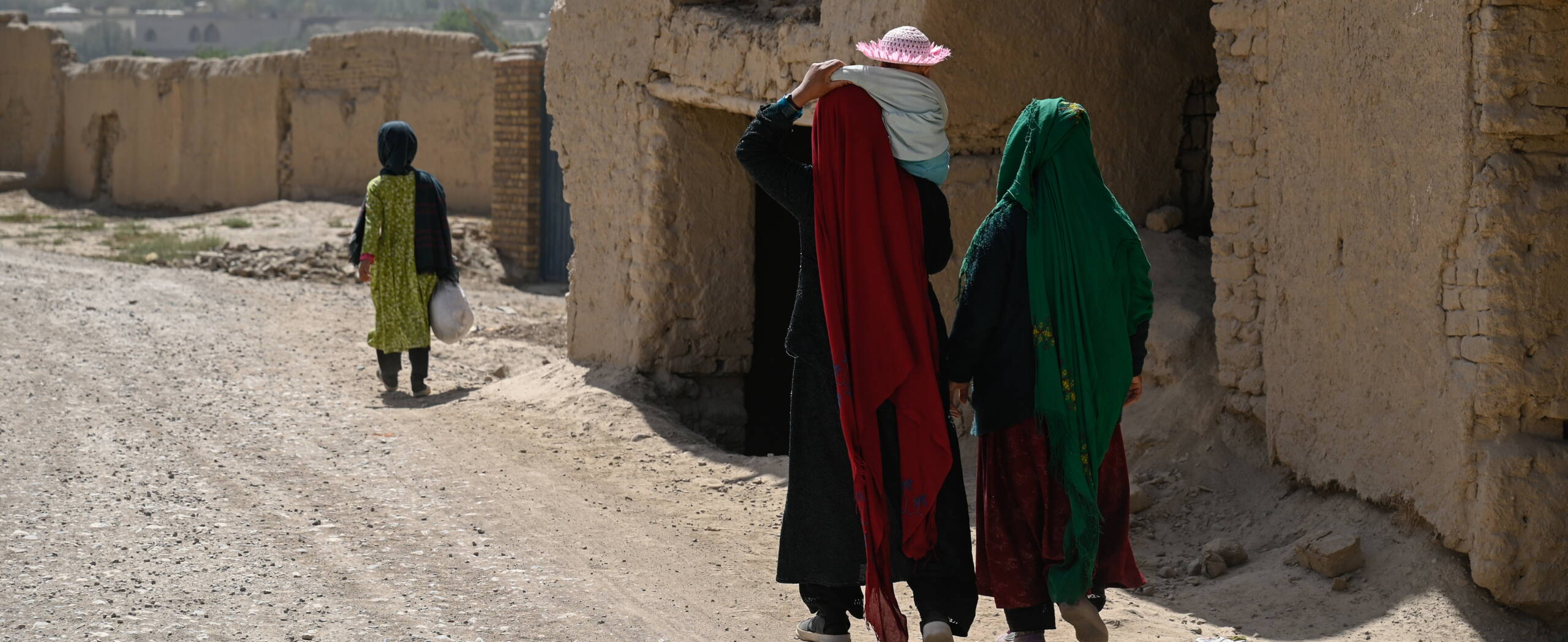 Frauen laufen durch die ein Dorf in Afghanistan
