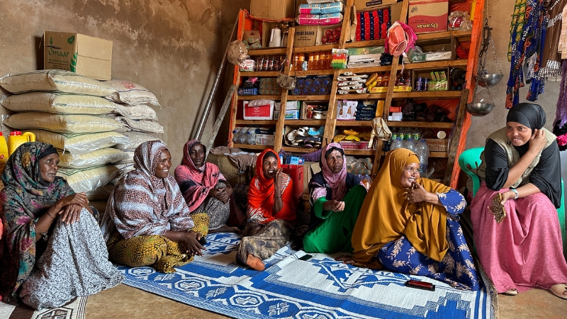 Frauen sitzen zusammen und diskutieren.