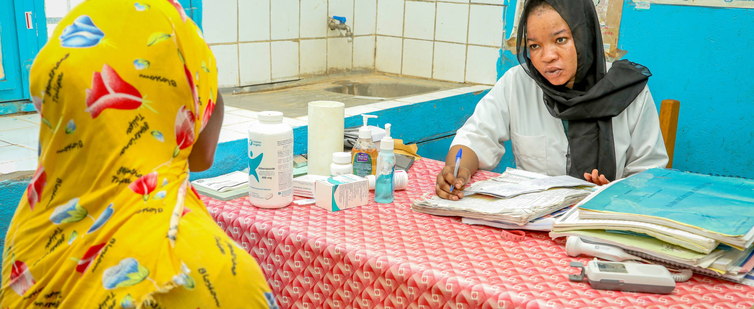 Eine Hebamme empfängt eine Patientin.