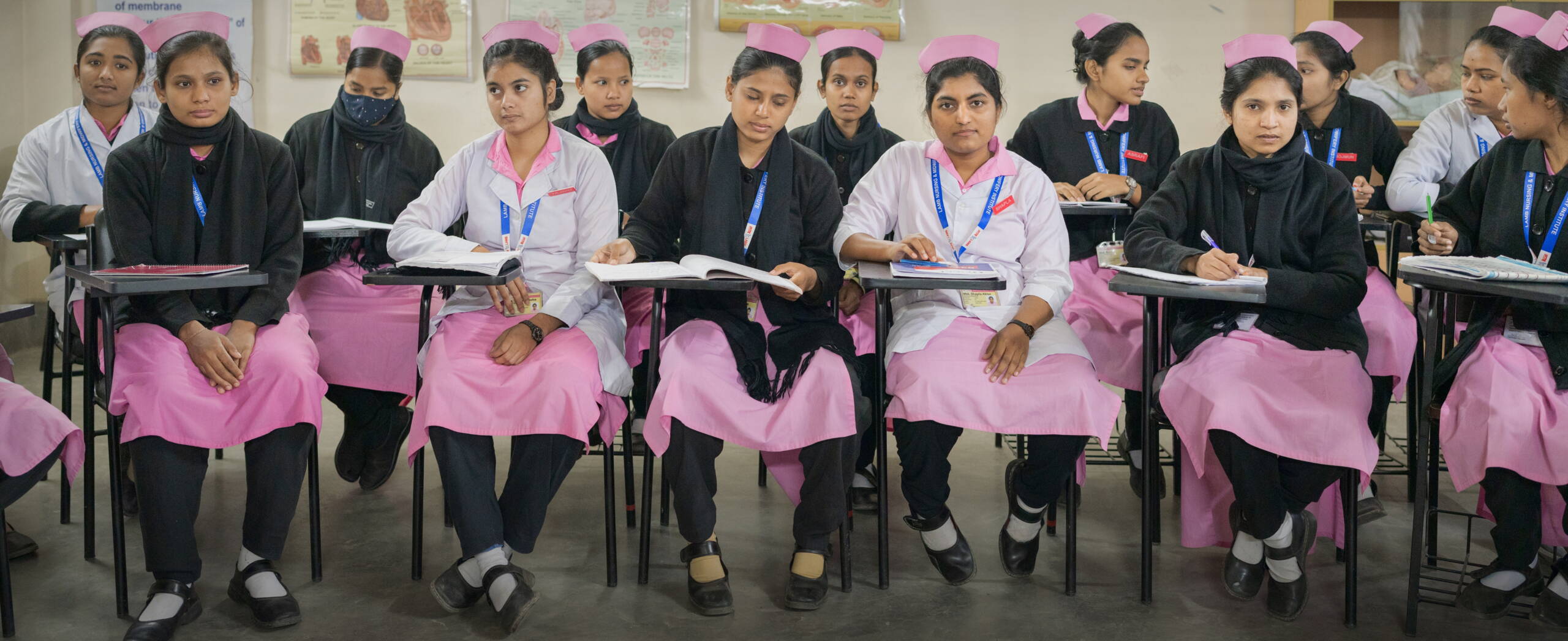 Hebammenstudentinnen im Unterricht, Bangladesch