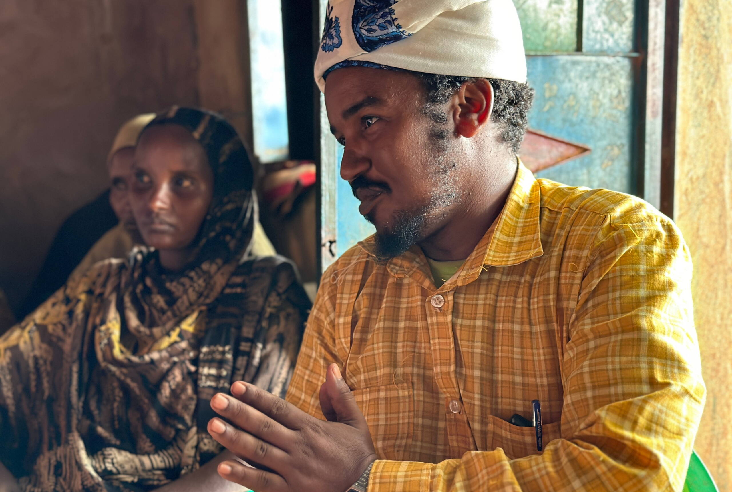 Ein traditionell gekleideter Mann spricht eindringlich.