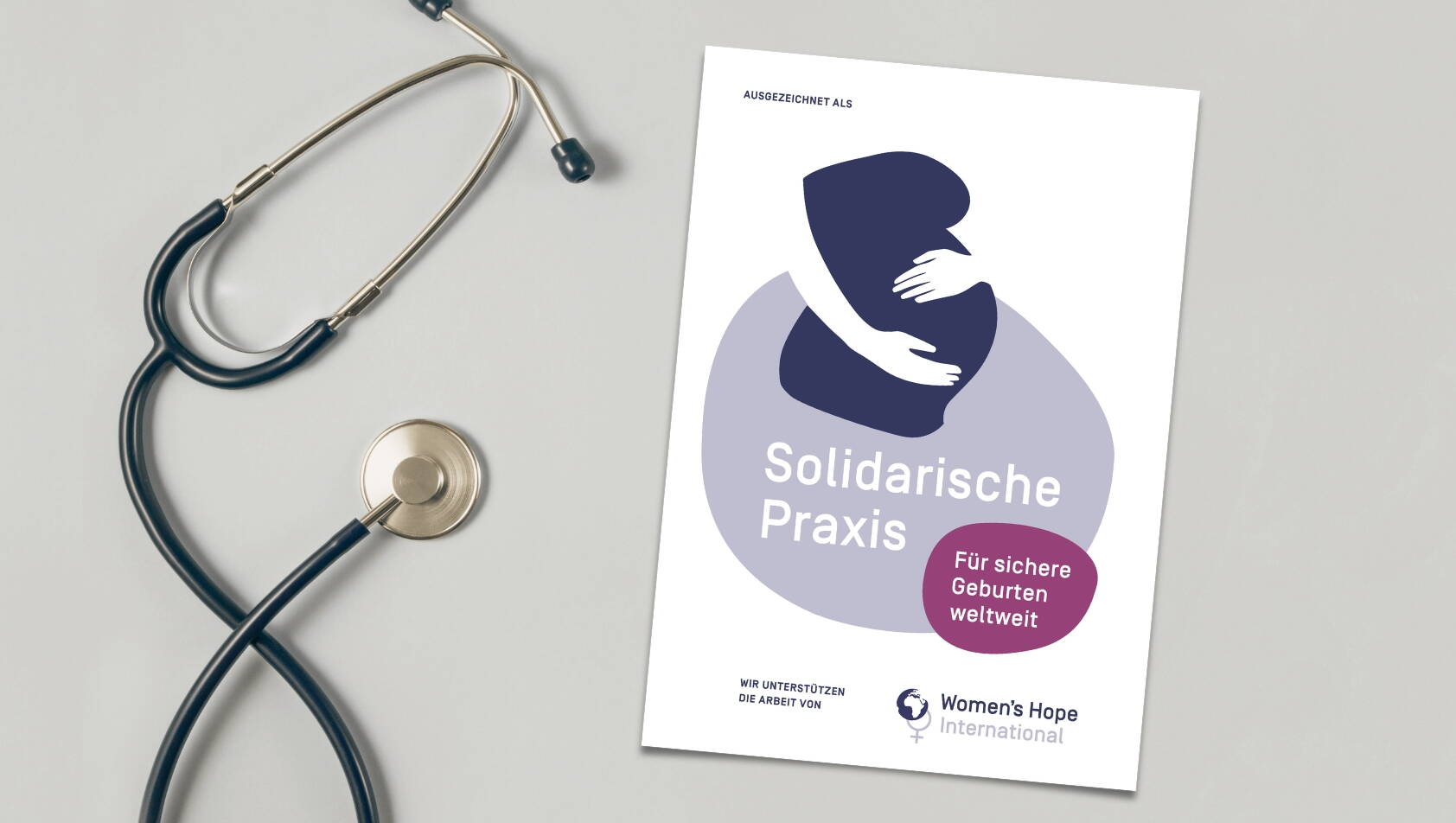 Label Solidarische Praxis Auszeichnung Label auf Tisch
