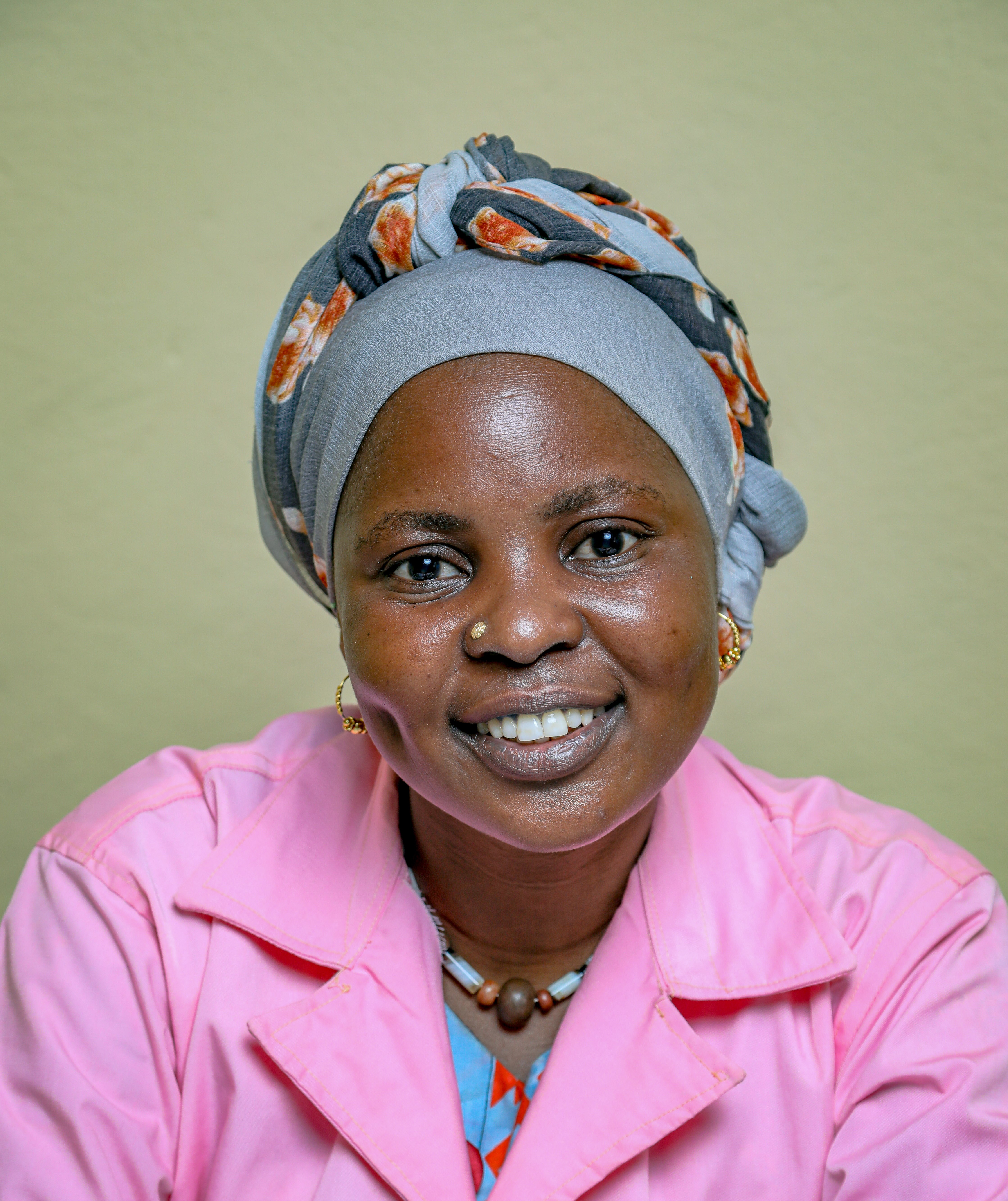 Portrait der Hebamme Zara Daoud.