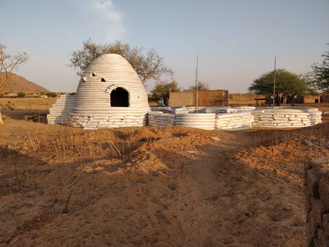 Building of a Maternité, Chad