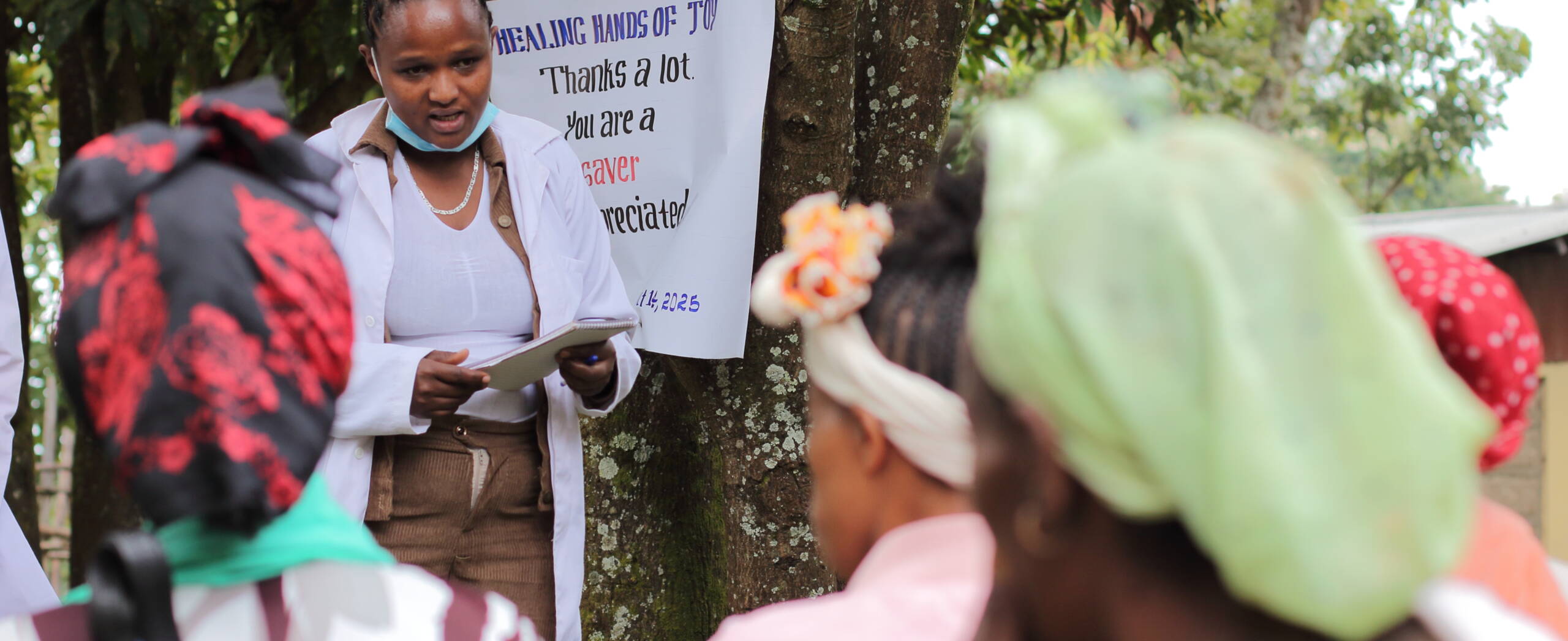 Eine medizinische Fachfrau spricht zu weiblichem Publikum.
