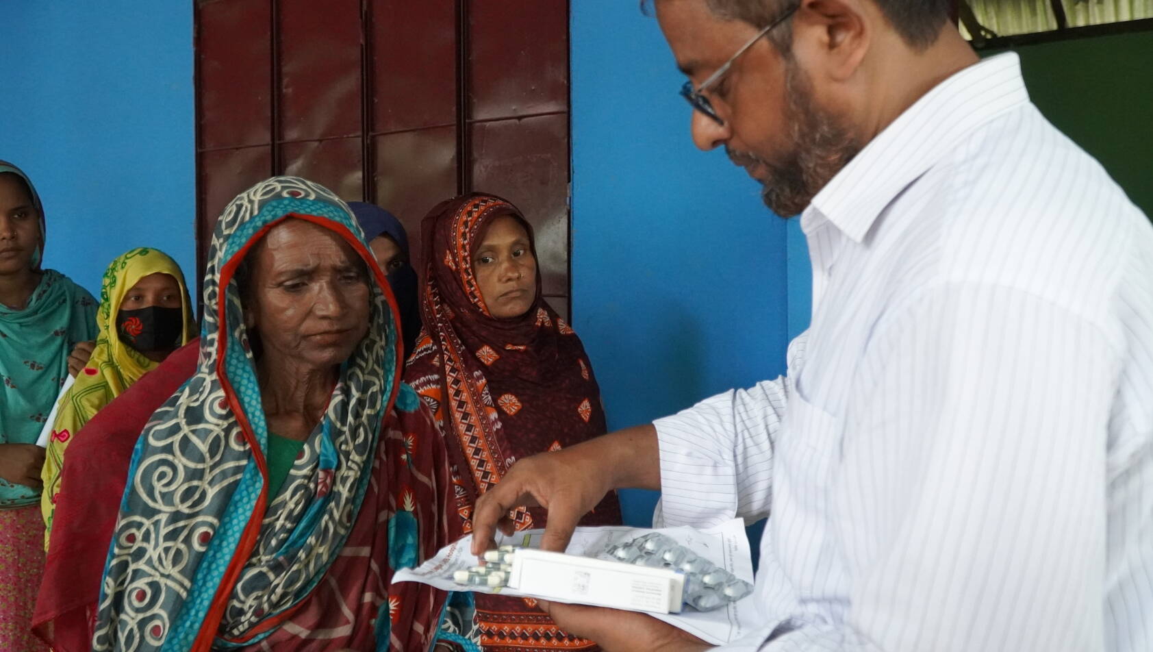 Medikamentenvergabe Gesundheitspersonal gibt Informationen zu den Medikamenten.