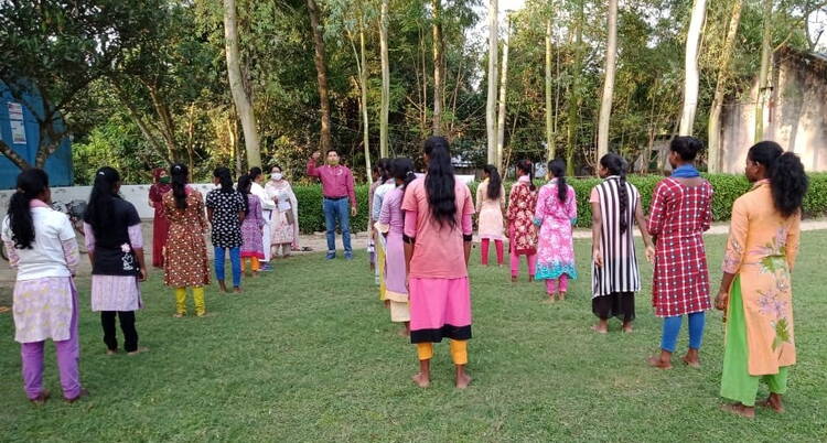 Jugendliche Mädchen in Bangladesch beim Karatetraining