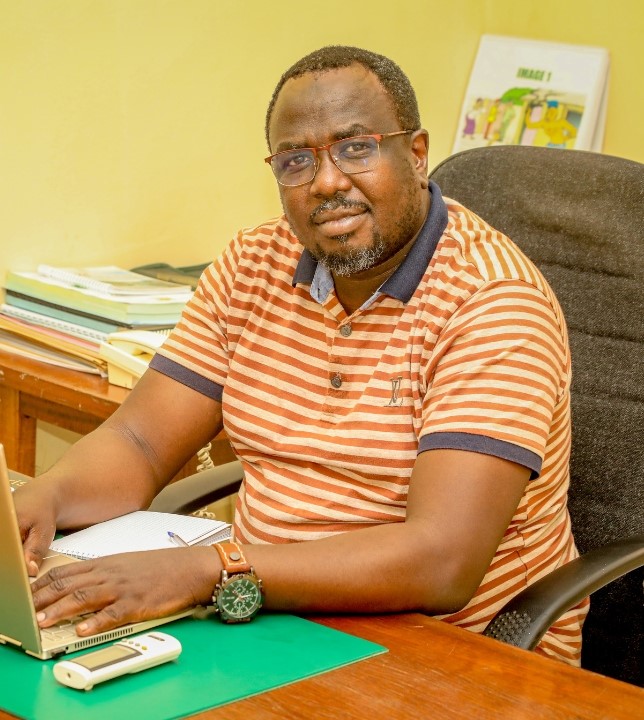 Ahmat Malick, Programmkoordinator von BASE, in seinem Büro.