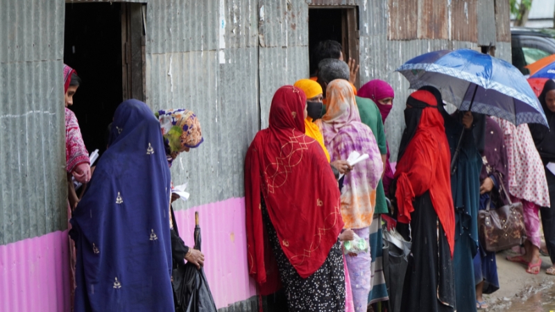 Frauen stehen an für Medikamente, Bangladesch