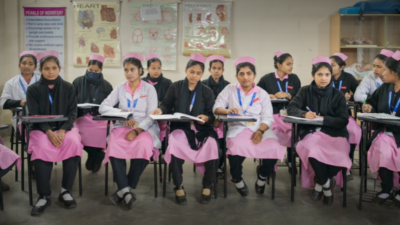 Hebammenstudeninnen sitzen im Unterricht, Bangladesch