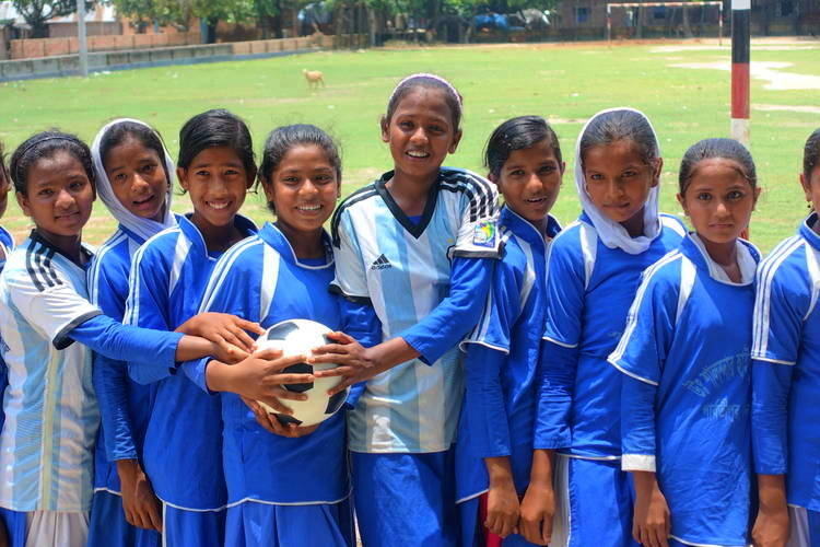 Filles jouent au foot