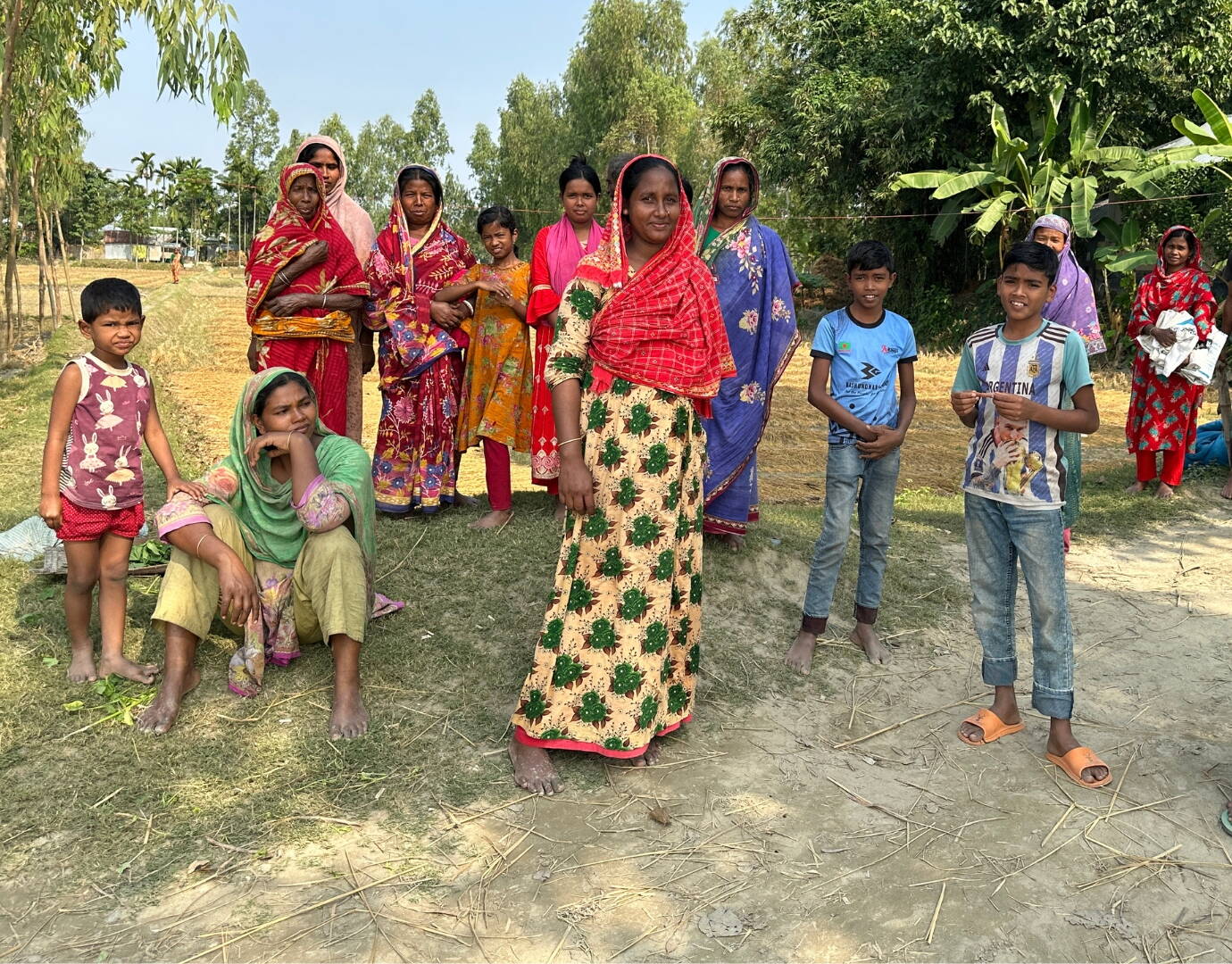 Frau hält Schulungsmaterialien in Hand und Lächelt in die Kamera.