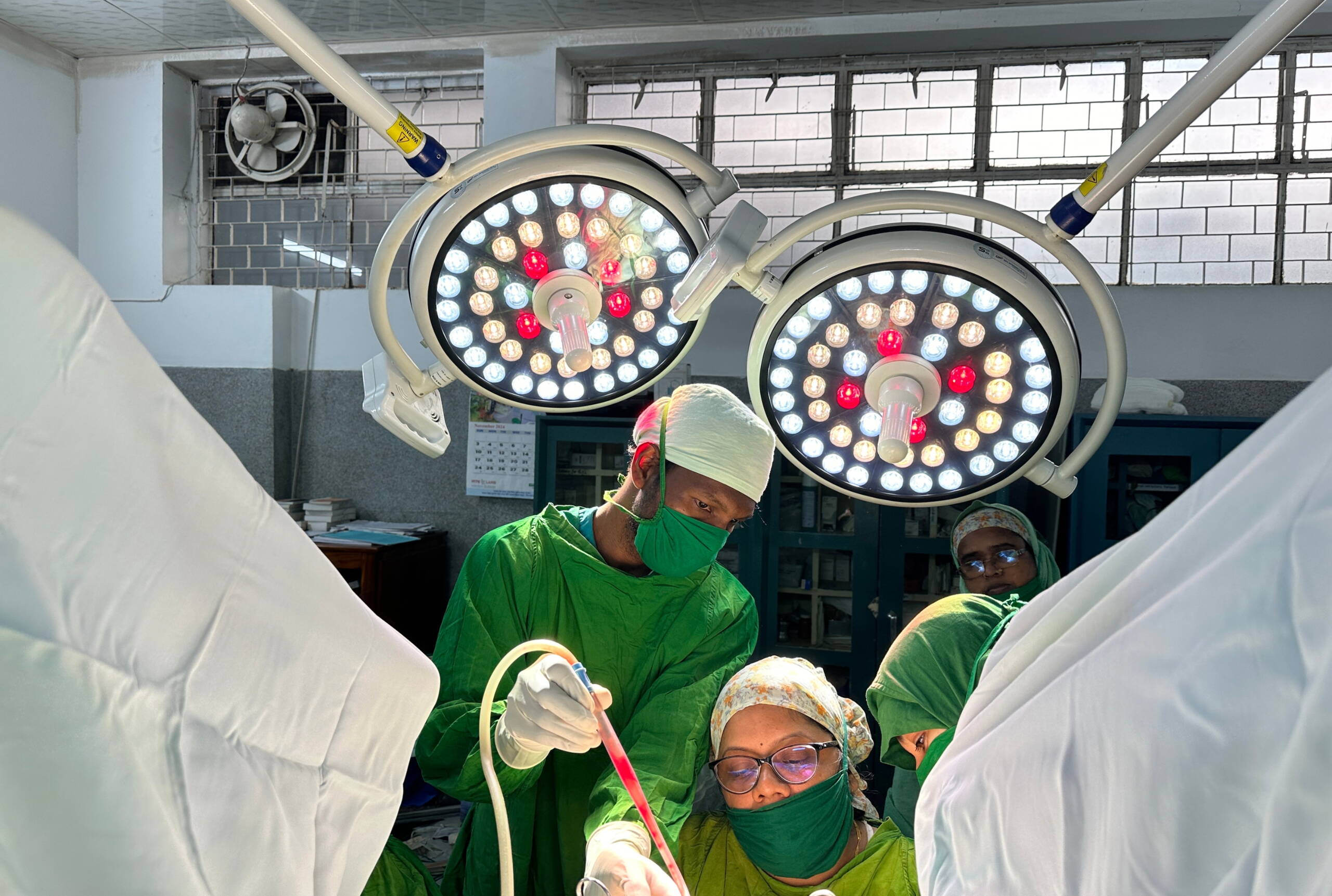 Operationsszene in Spital in Bangladesch.
