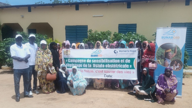 BUNARGED Menschen halten ein Plakat in die Höhe.