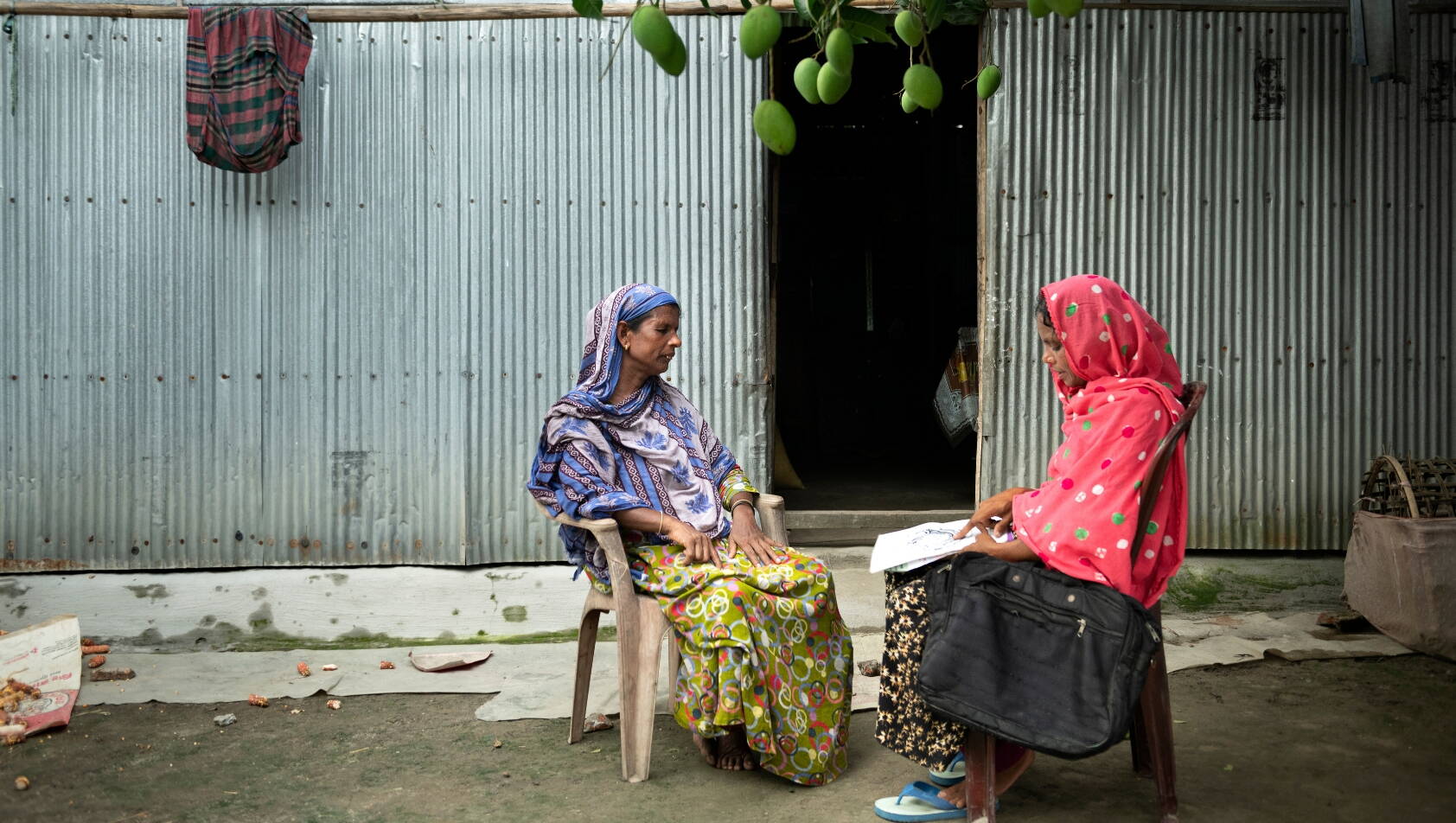 Fisteladvokatin Hasina Begum sensibilisiert eine Frau zu Geburtsfisteln. 