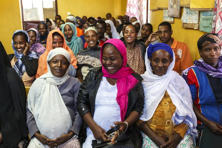 Femmes à la maison d'accueil Attat. Éthiopie