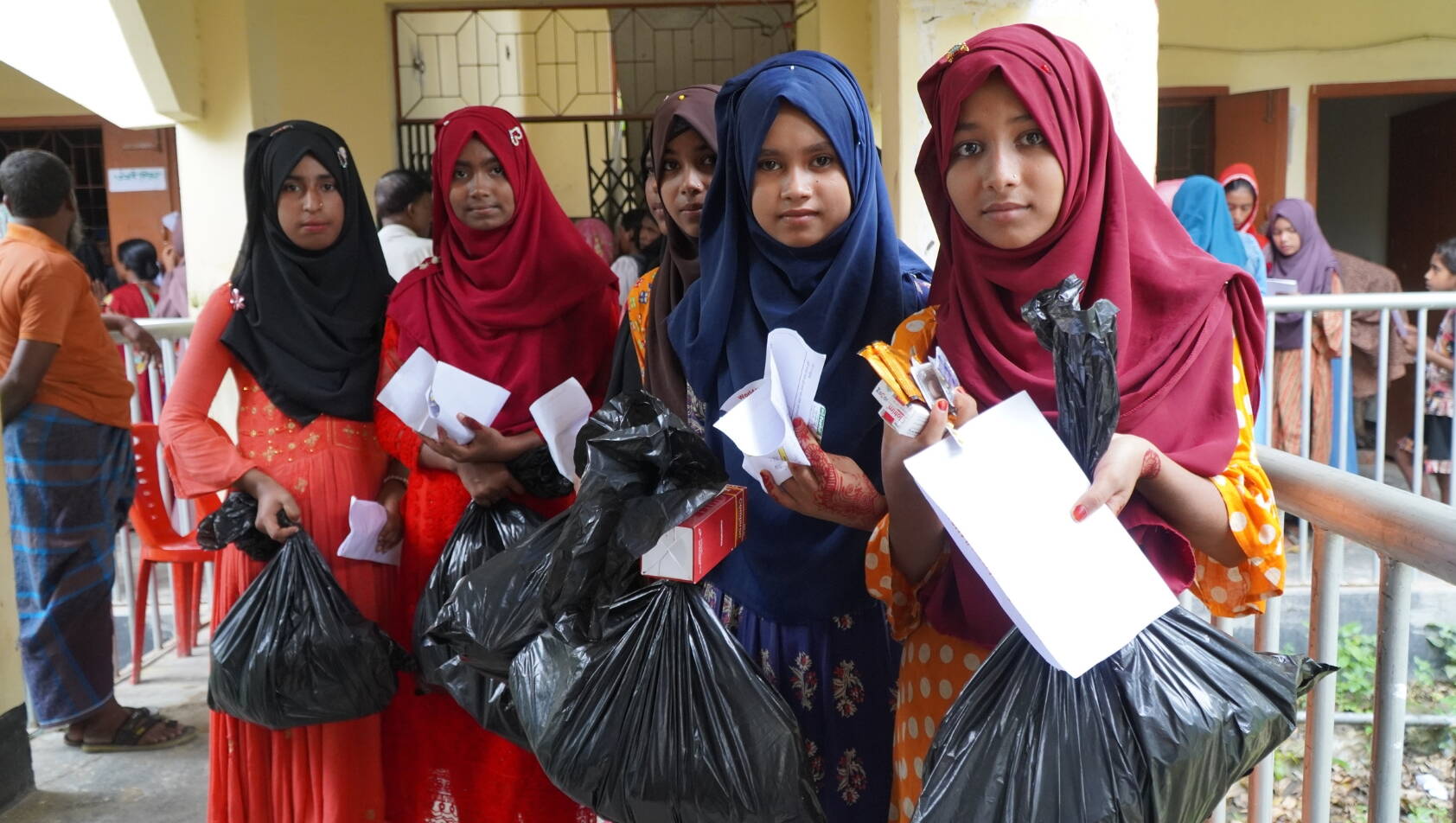 Verteilung von Nothilfe-Kits Fünf junge Mädchen haben Nothilfe-Kits erhalten.