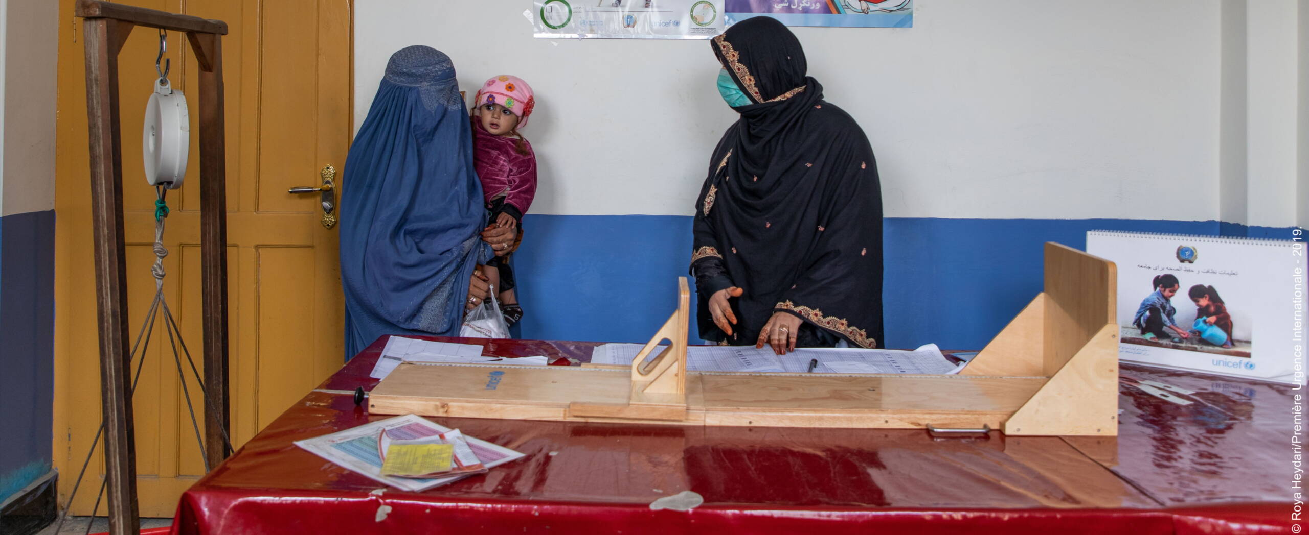 Frau mit Kind bei Gesundheitsuntersuchung, Afghanistan