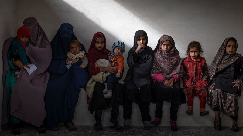 Frauen und Kinder im Gesundheitszentrum, Afghanistan