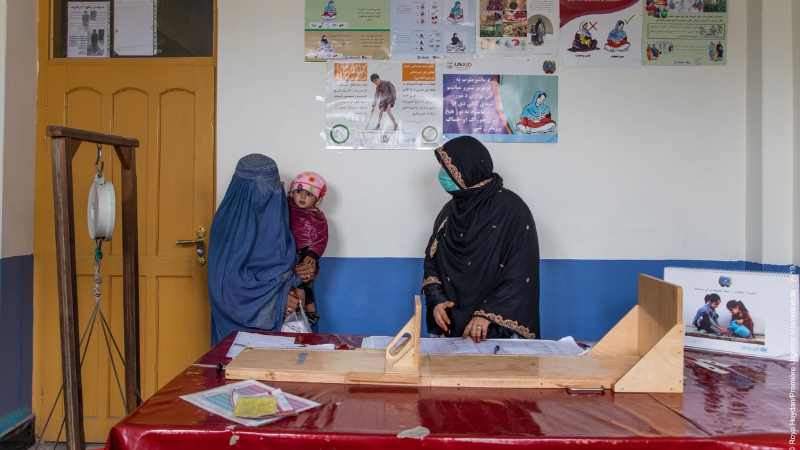 Frau mit ihrem Kind bei einer Gesundheitsuntersuchung, Afghanistan