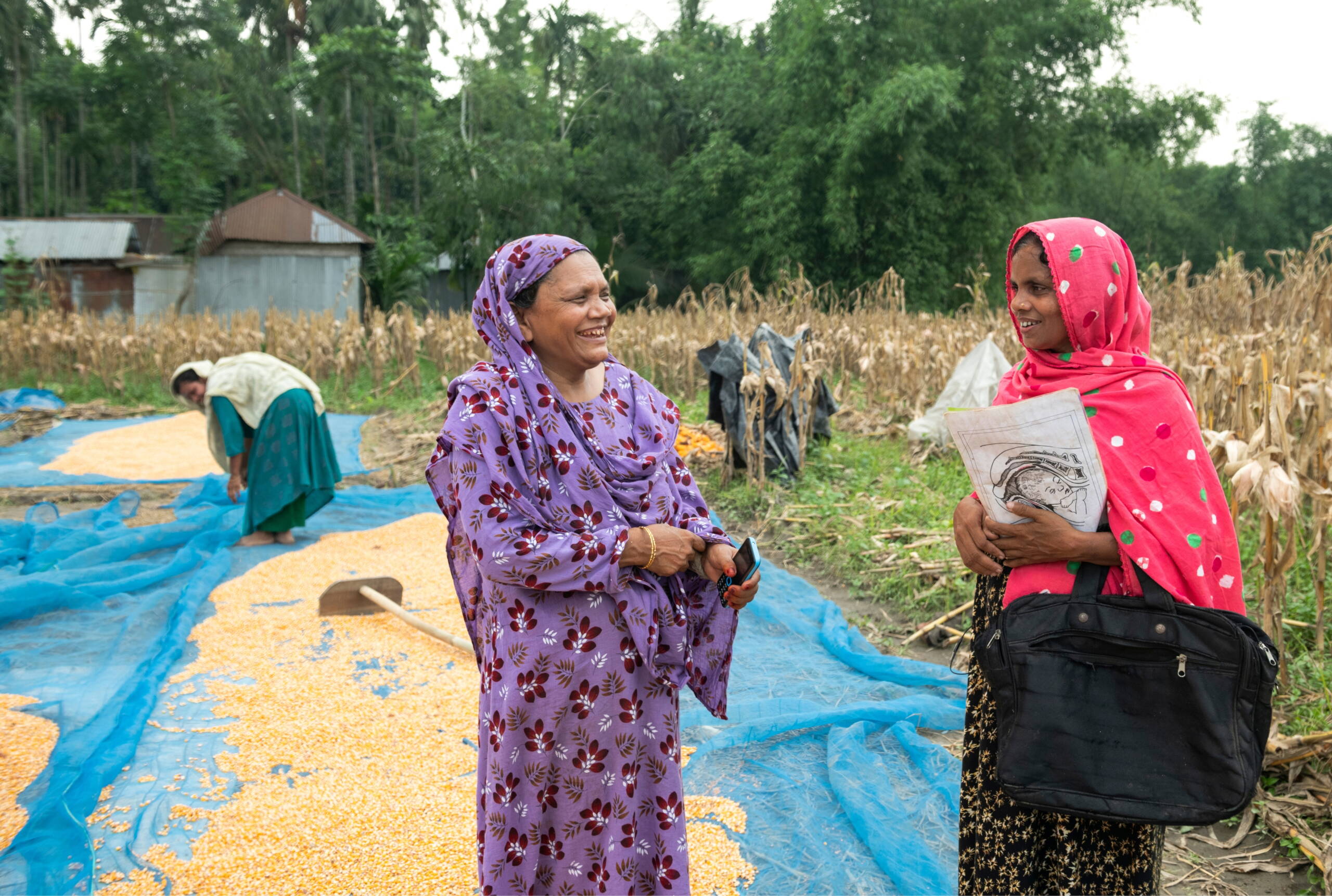 Zwei Frauen im Gespräch.