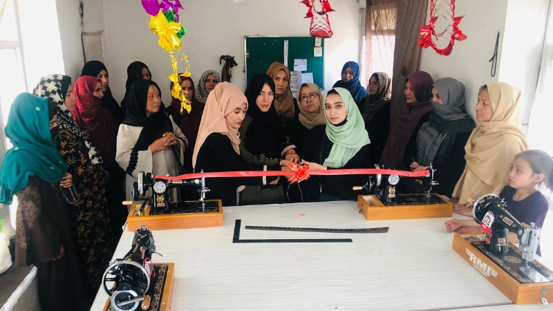Frauen in Selbsthilfegruppe weihen neue Nähmaschinen ein, Afghanistan