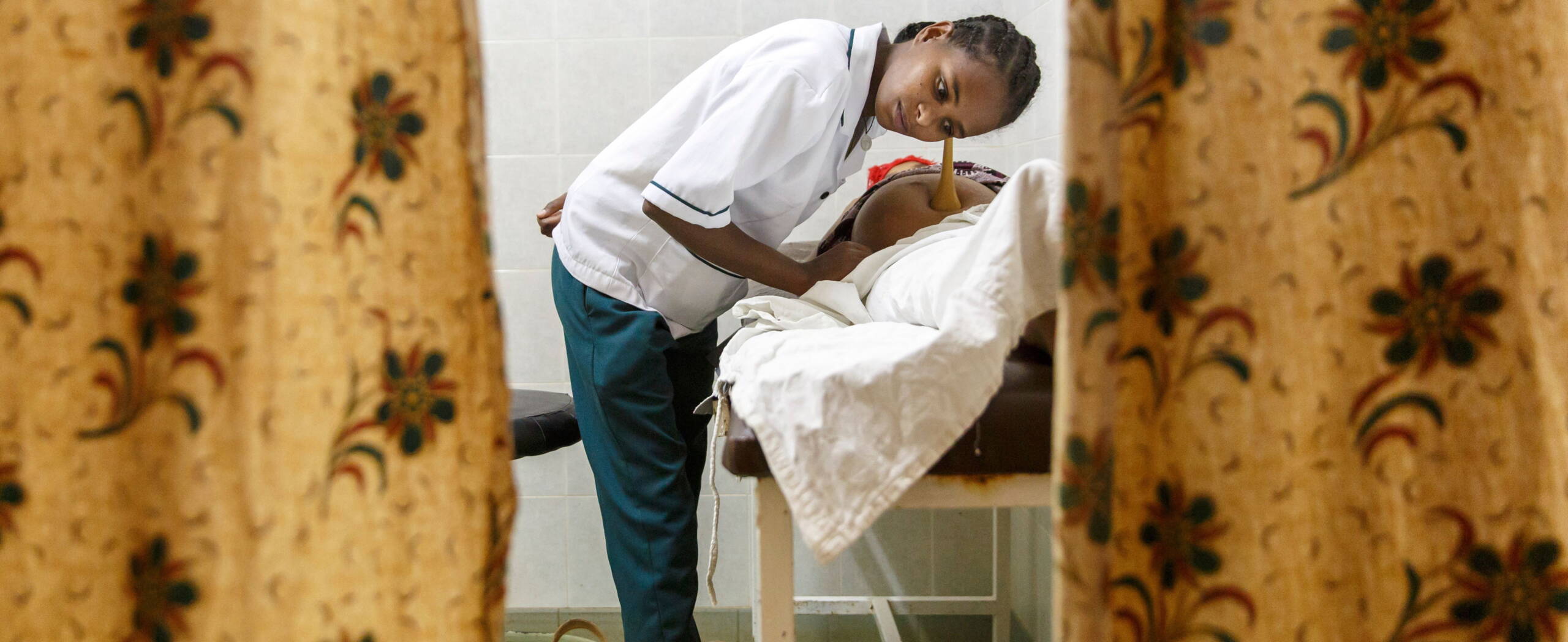 Schwangere Frau bei einer Untersuchung im St.-Luke-Spital in Äthiopien.