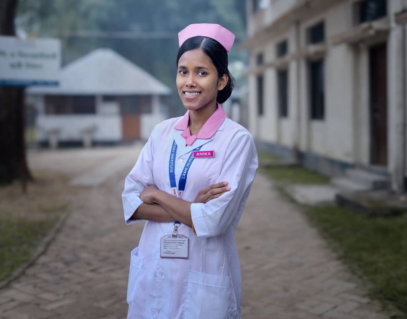 Eine Hebammenstudentin lächelt stolz in die Kamera.