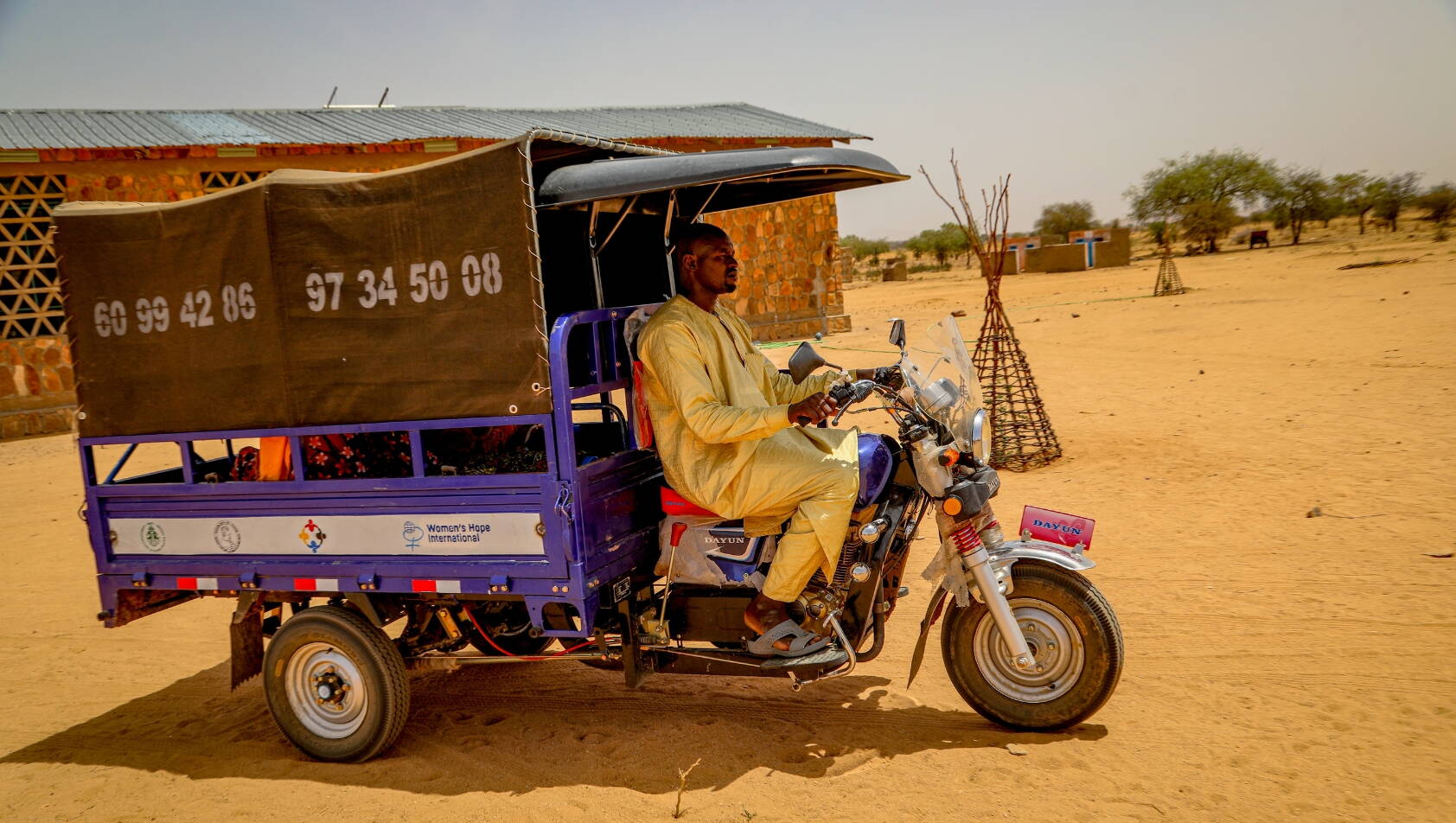 Mann in einer Moto-Ambulanz im Tschad
