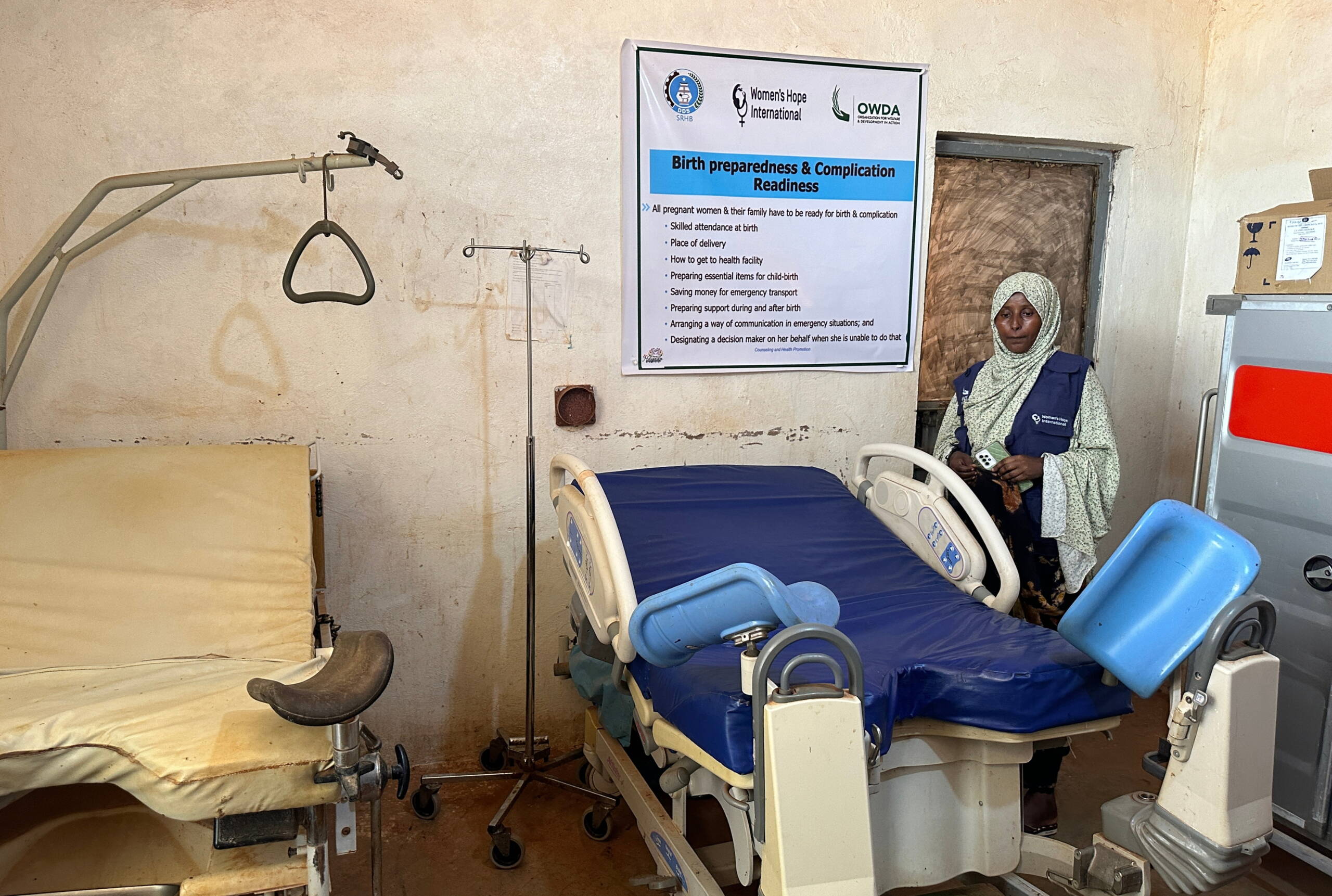 Eine Frau steht hinter einem Gebärstuhl.