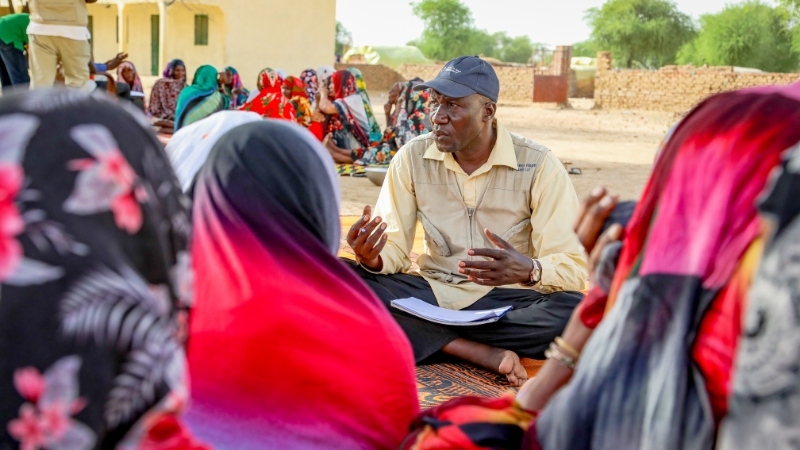 Projektmitarbeiter bei einer Gemeinschaftsbefragung, Tschad