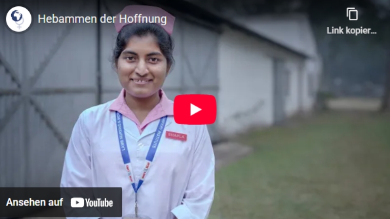 Youtube Video: Hebamme lächelt in die Kamera, Bangladesch