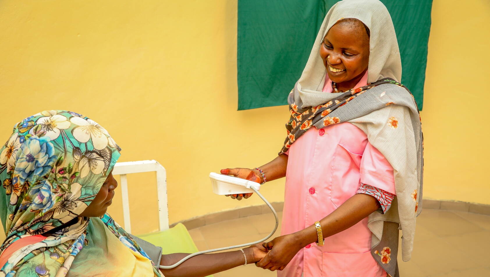 Hebamme Zara Daoud wäscht die Hände vor einer Schwangerschaftsuntersuchung.