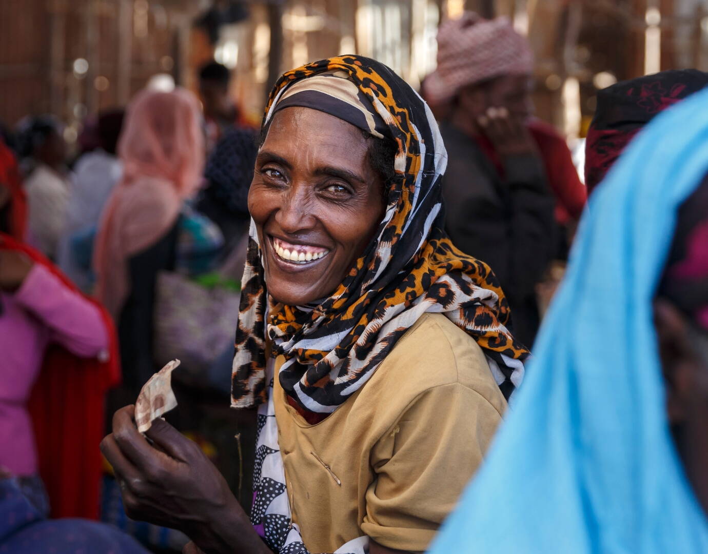 Eine ältere Frau lächelt gewinnbringend in die Kamera.