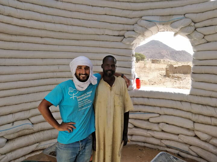 Men inside of a Maternité, Chad