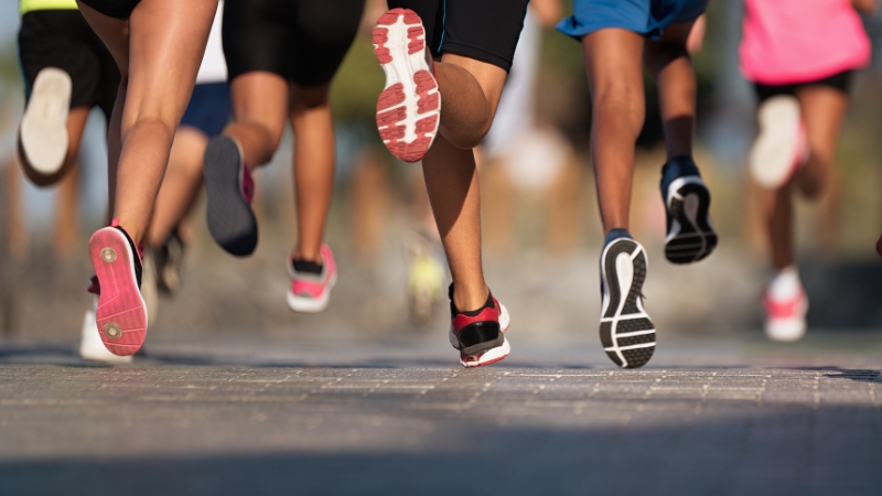 Beine von hinten, joggend