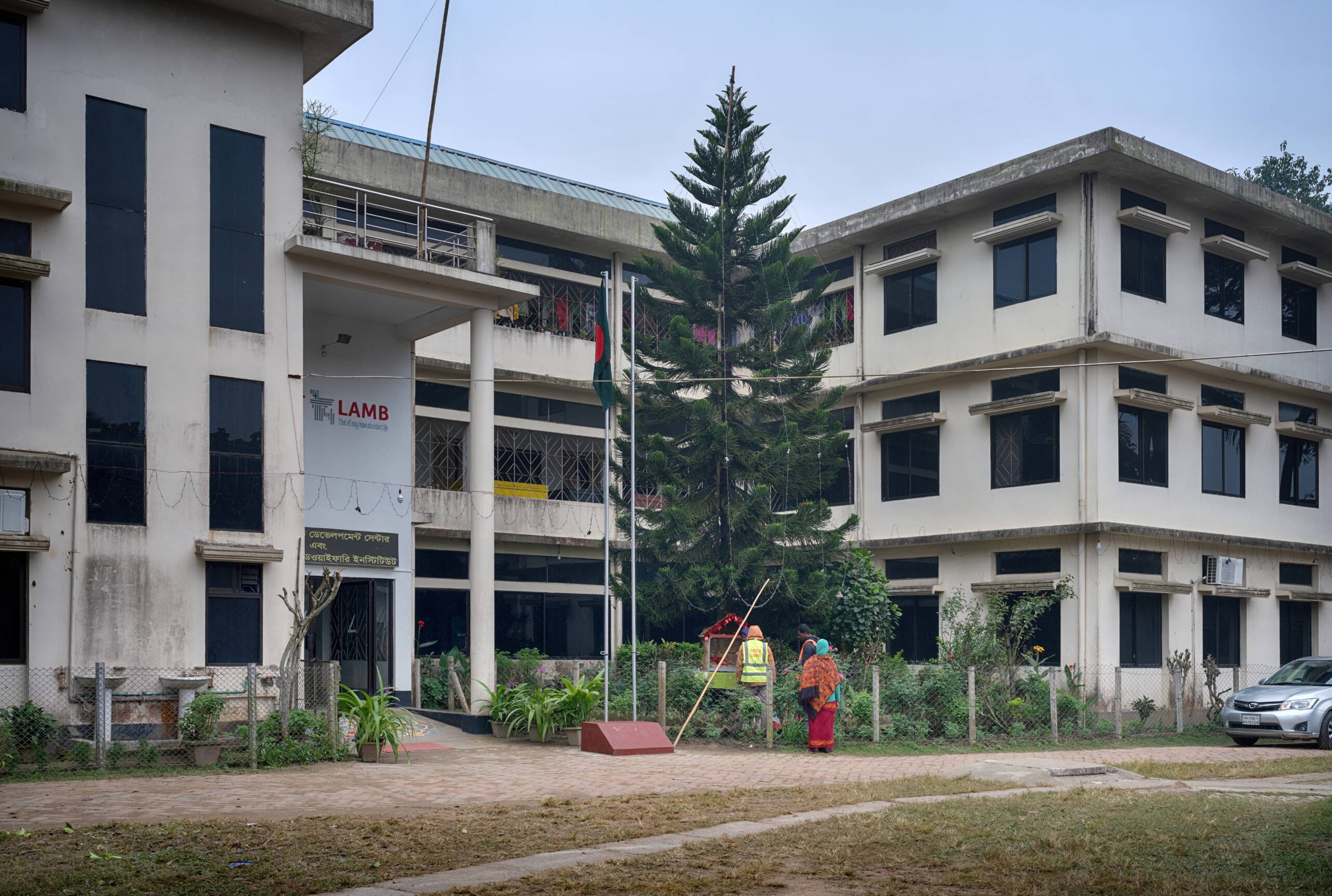Dreistöckiges Flachdach-Gebäude.