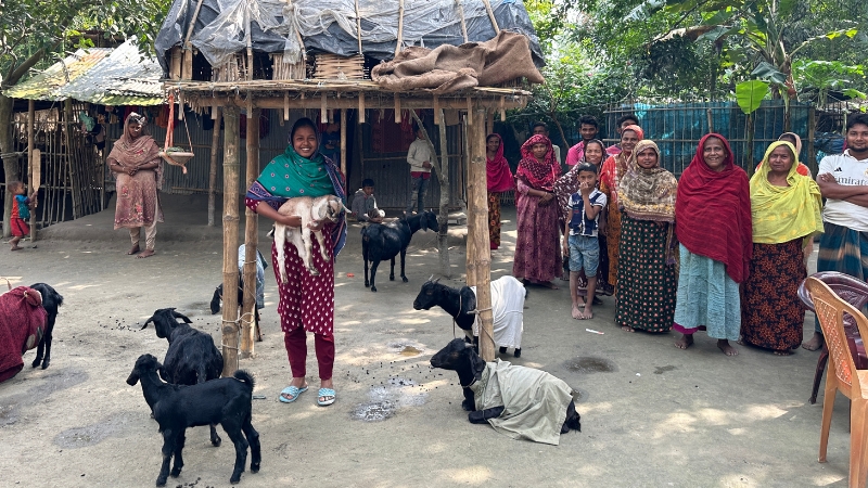Mädchen und ihre Familie mit Ziegen für die Einkommensgenerierung, Bangladesch