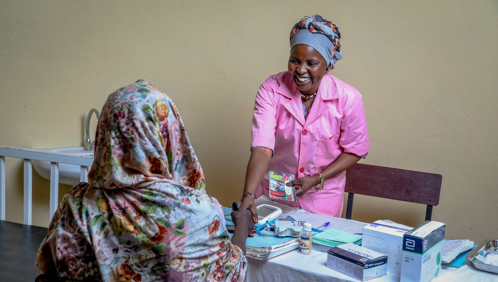 Hebamme Zara Daoud bei einer Schwangerschaftsuntersuchung im Tschad