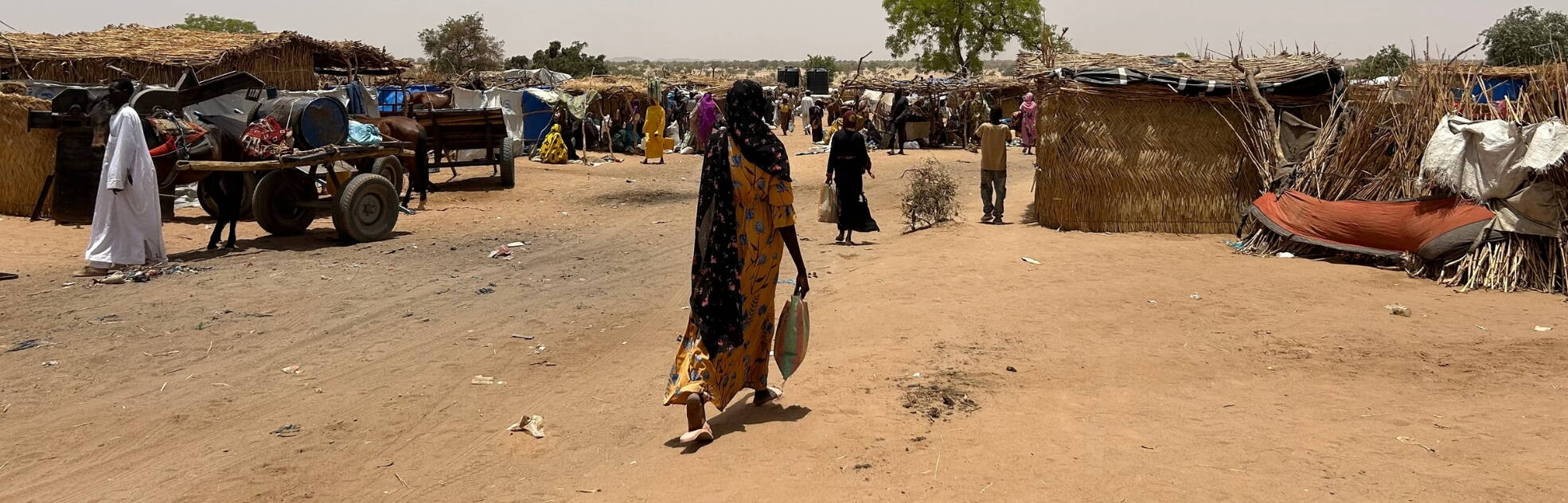 Flüchtlingscamp im Tschad Frau vor einem Flüchtlingslager im Tschad.